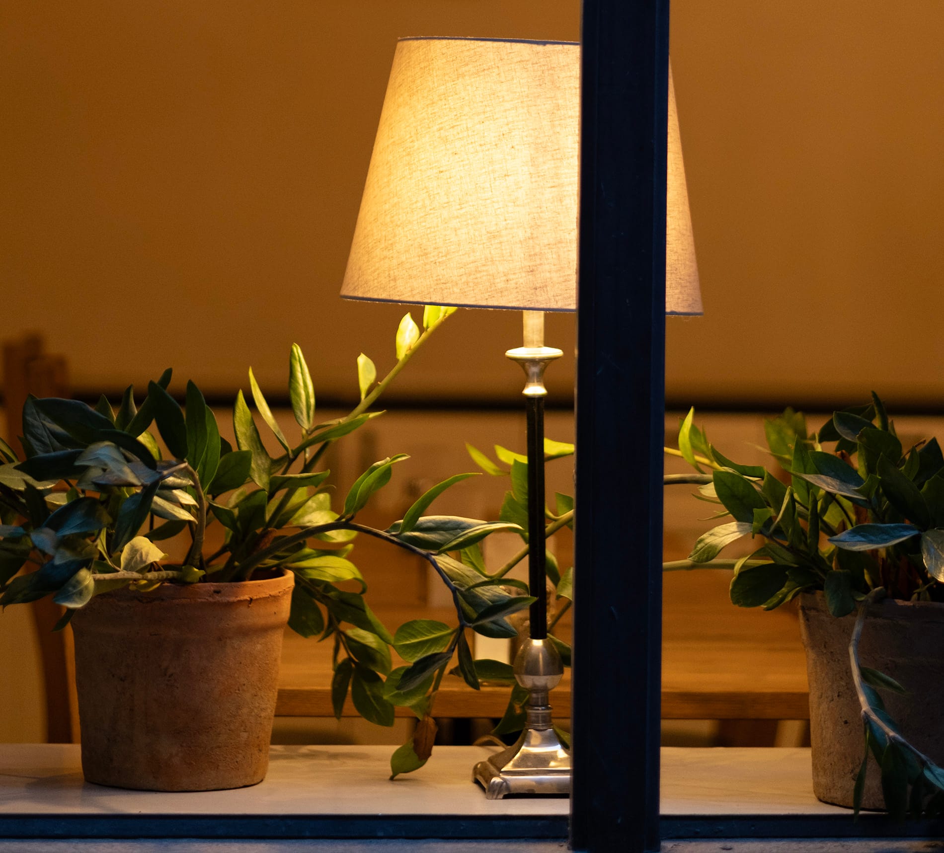 Лампы на окнах: Шведский свет, разгоняющий тьму